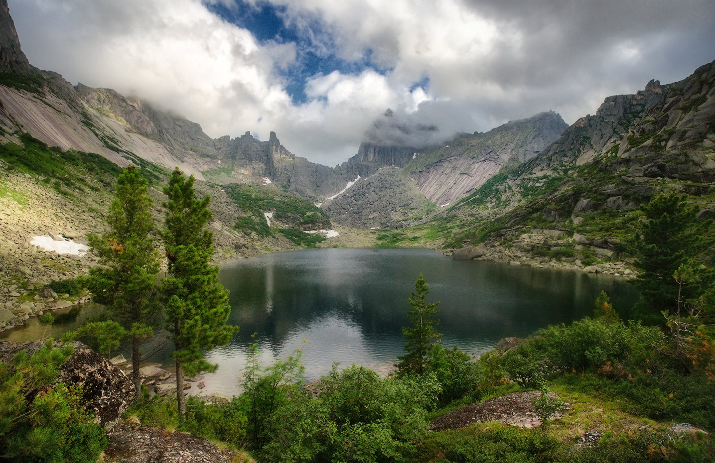 Озеро горных духов горный Алтай