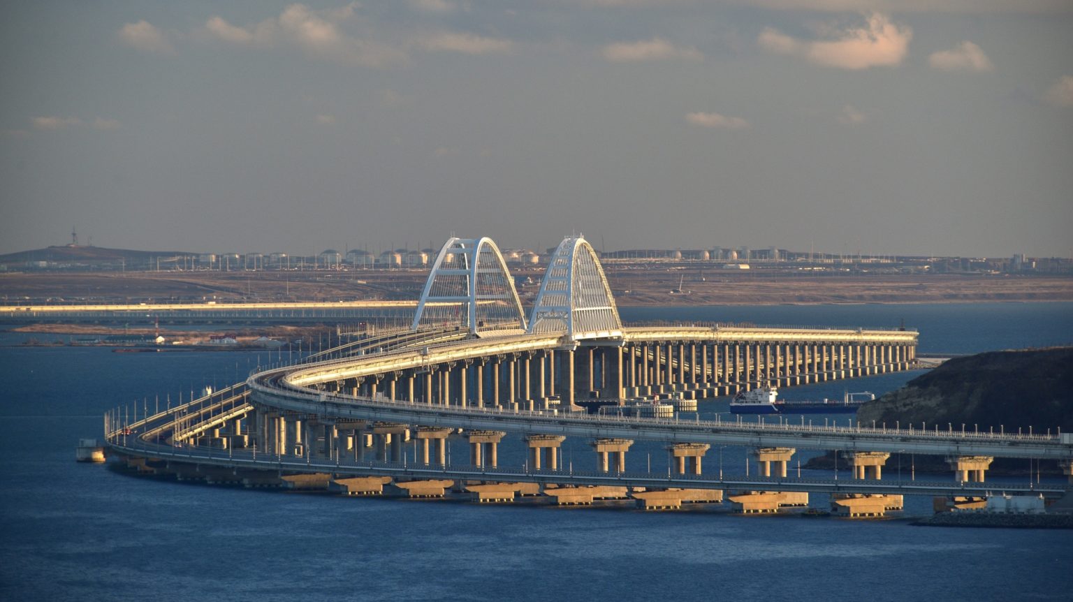 Фото украинцев с крымским мостом