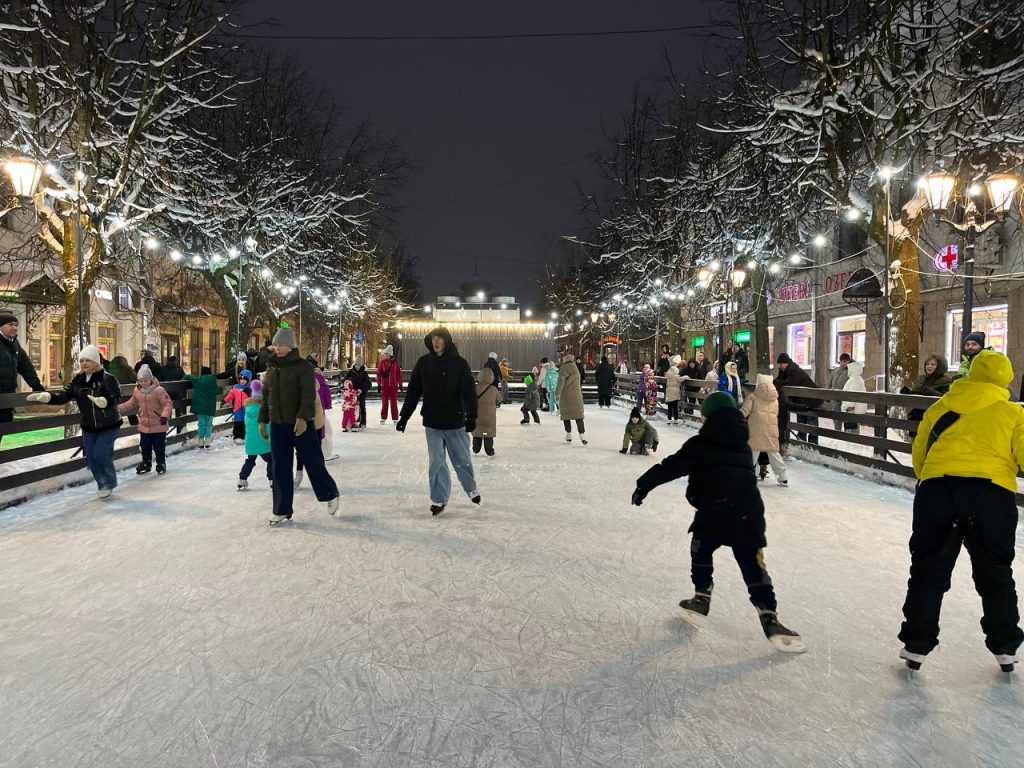 Где покататься на коньках в Барнауле: открытые и крытые катки